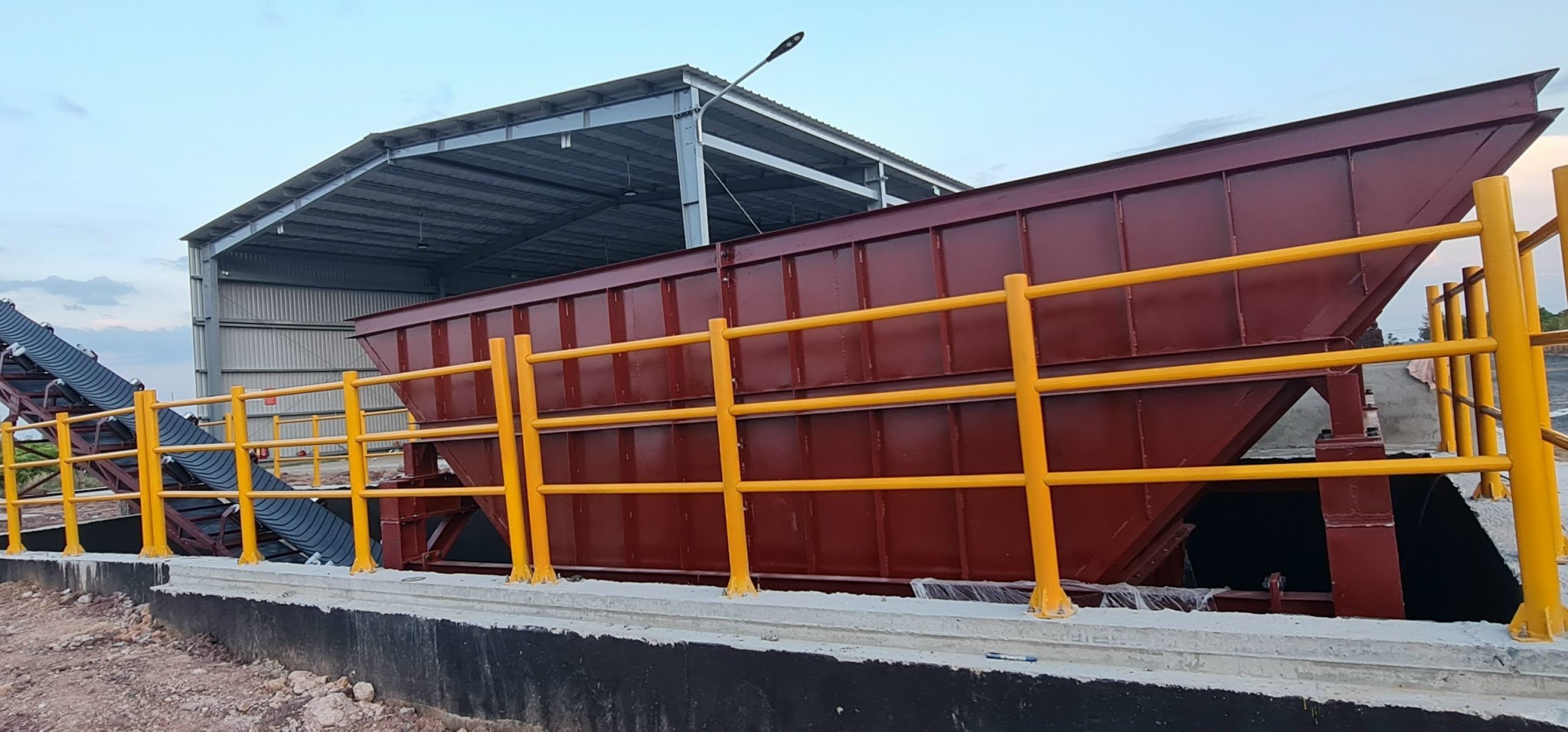 DISTRIBUTION HOPPER - Phễu phân phối liệu